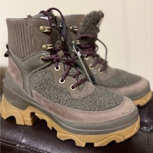 Stylish Women's Boots in Gray and Brown Sorel US6